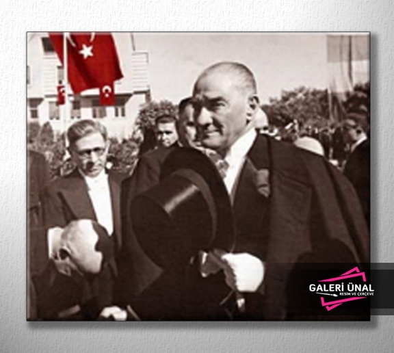 Atatürk Cumhuriyet Bayramı'nda Meclise Giderken