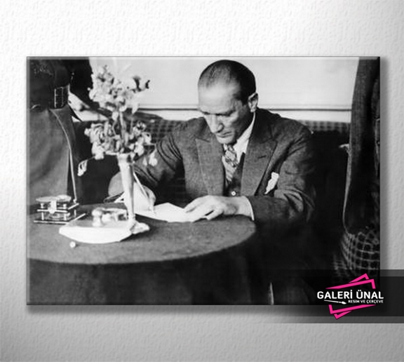 Atatürk Yazı Yazarken
