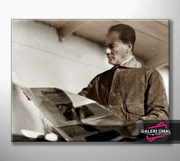 Atatürk Gazete Okurken