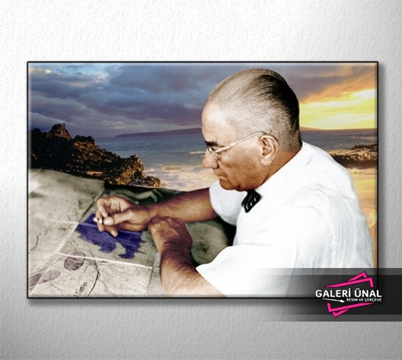 Atatürk Harita İncelerken