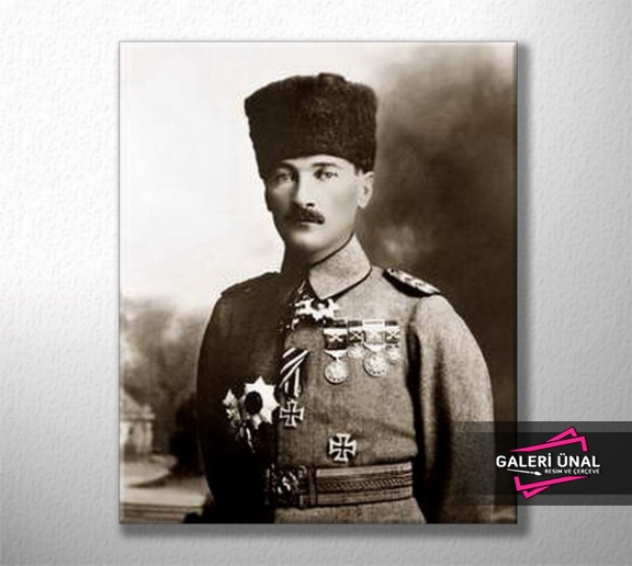 Kalpaklı ve Üniformalı Atatürk