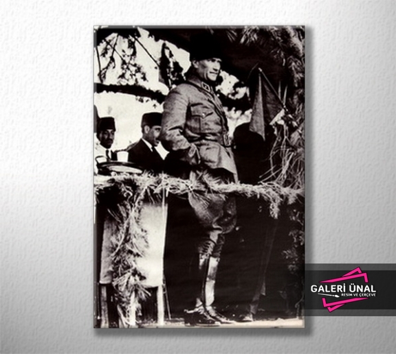 Üniformalı Atatürk
