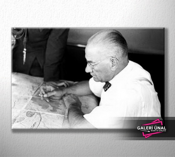 Atatürk Harita İncelerken