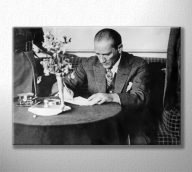 Atatürk Yazı Yazarken