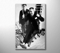Atatürk Salıncakta Sallanırken
