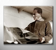 Atatürk Gazete Okurken